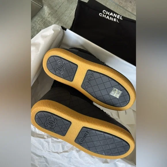 Chanel Black Winter Boots for Women - Picture 2 of 9